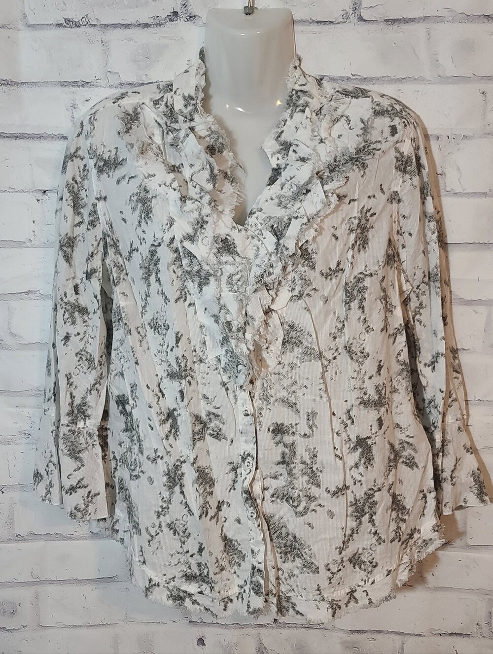 Tribal White/Gray Floral V-Neck 3/4 Sleeve Button Ruffle Blouse 10